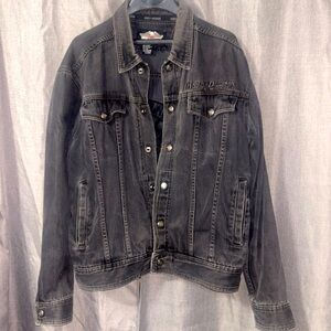 Authentic Harley Davidson, men’s black denim jacket . Front snap Large
